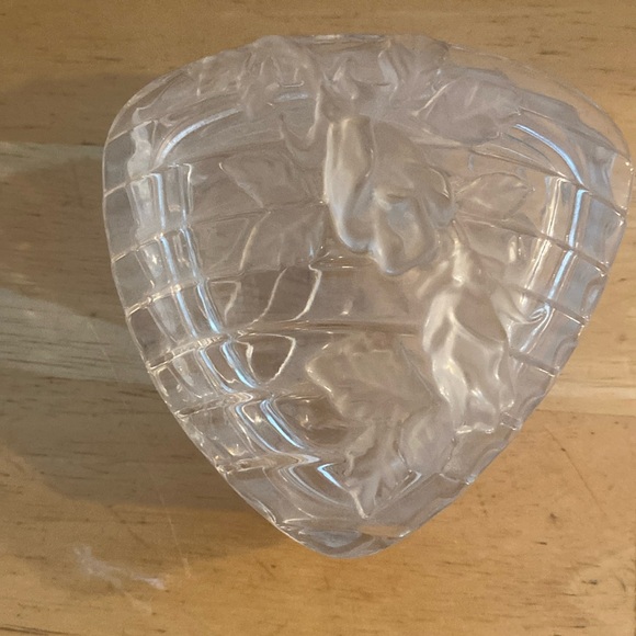 Vintage triangular shaped trinket dish with etched raise flowers on lid. - Picture 3 of 9